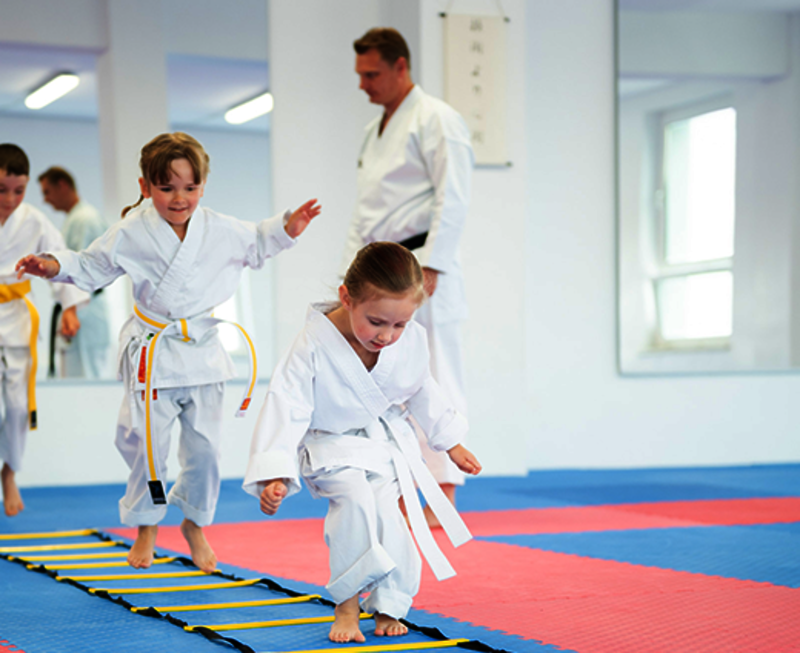 Übung macht auch den kleinen Meister! Kleine Karatekas schulen bei Hüpfübungen unter Anleitung ihres Trainers Alexander Löwe koordinative und motorische Fähigkeiten.