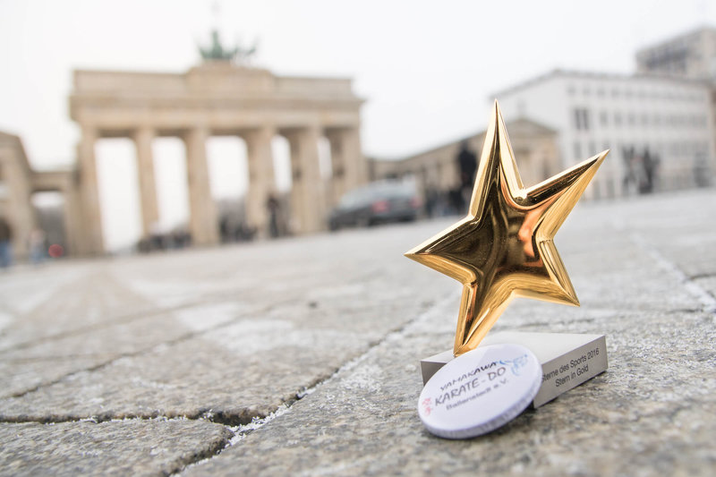 Eine Trophähe in Sternform vor dem Brandenburger Tor