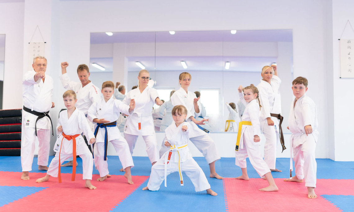 Karatekämpfer aller Generationen stehen gemeinsam auf der Matte